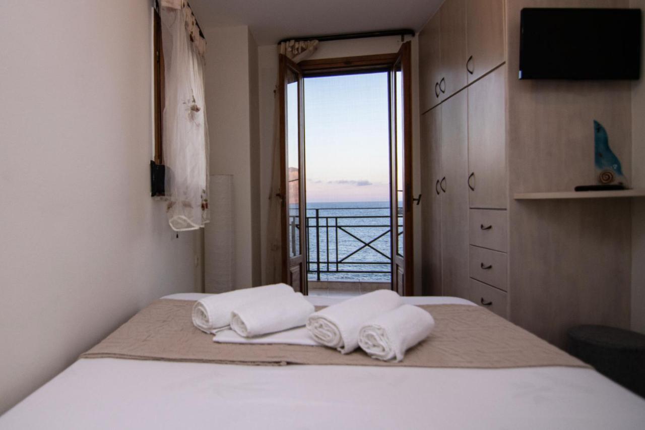 The Island House - Family Size Apt - Overlooking The Aegean - 3 Steps From The Beach Мохлос Екстер'єр фото