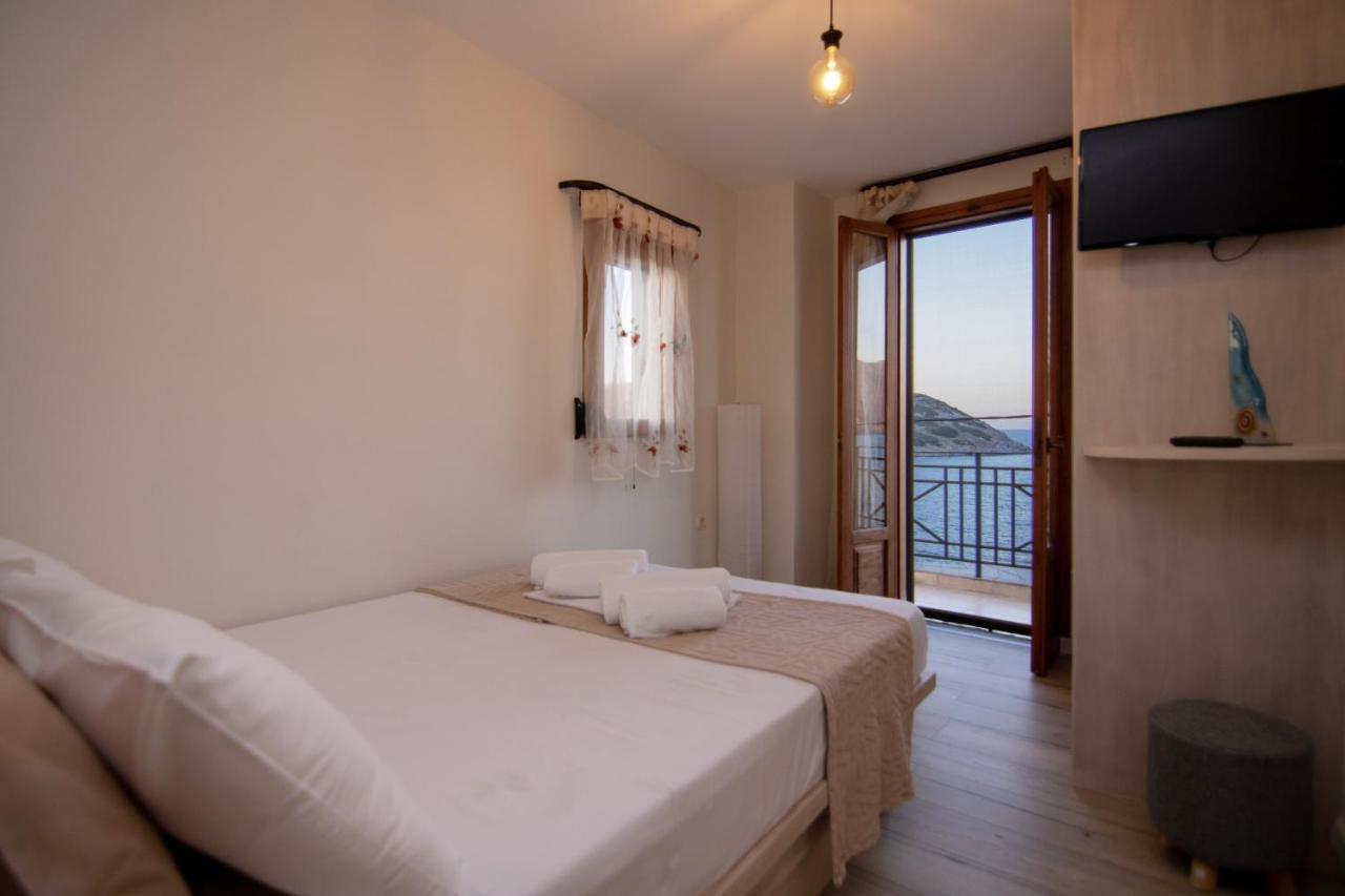 The Island House - Family Size Apt - Overlooking The Aegean - 3 Steps From The Beach Мохлос Екстер'єр фото